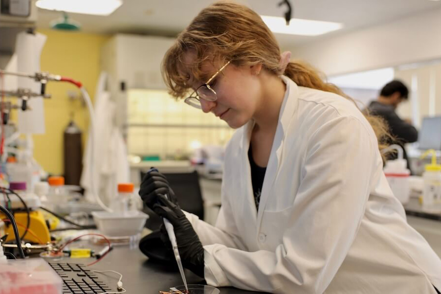 Alara Berkmen in lab